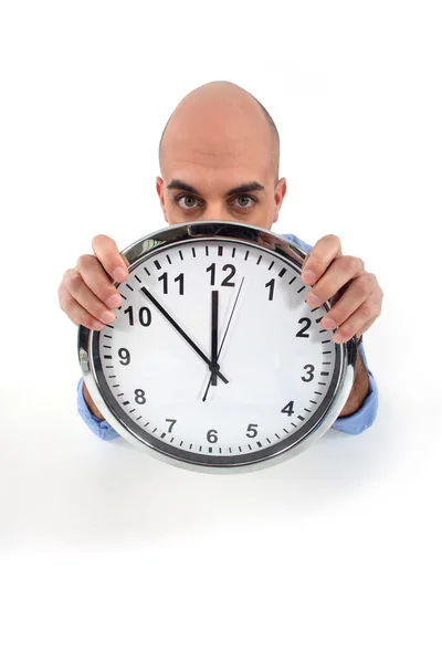 Człowiek posiadający ogromny zegar — Zdjęcie stockowe