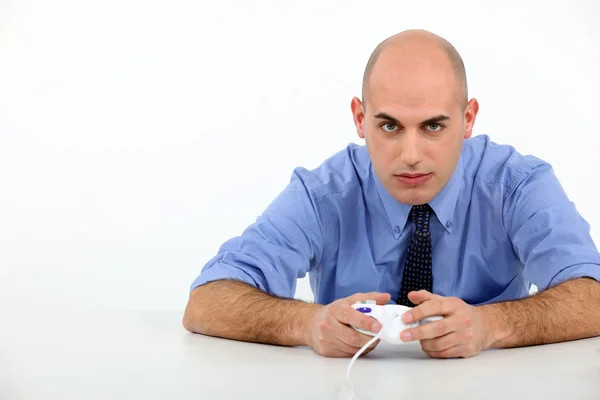 Hombre jugando a videojuegos — Foto de Stock