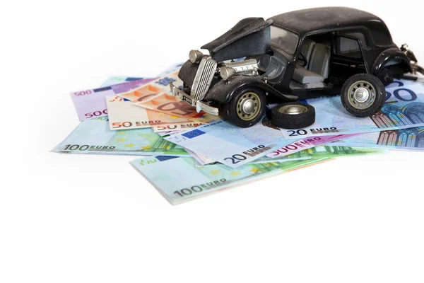 Szimbolikus törött autó pénzen — Stock Fotó