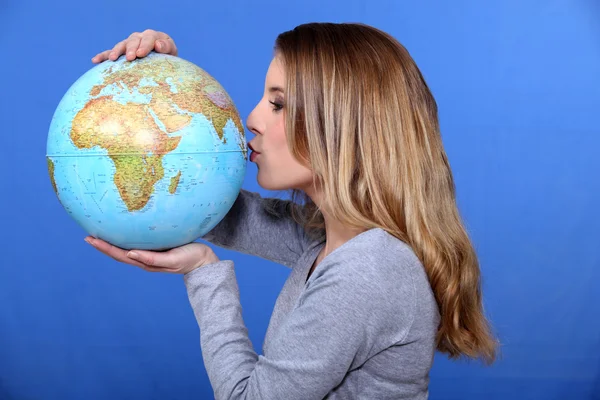 女人吻了一个地球仪 — 图库照片