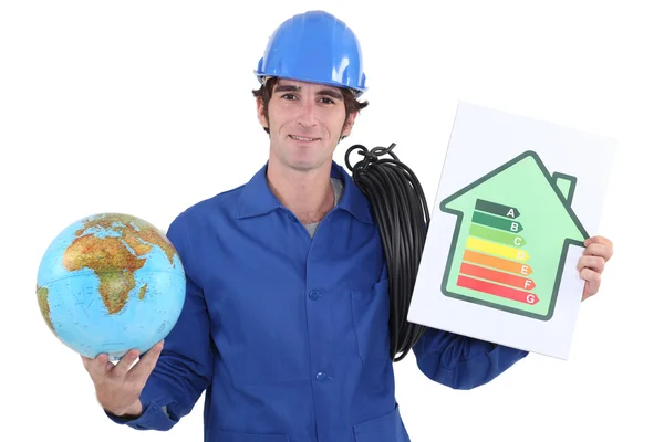 Electricista con un globo y una señal de calificación energética —  Fotos de Stock