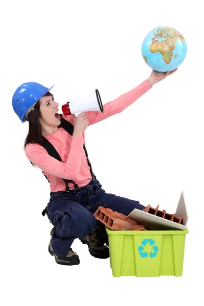 Frau setzt sich für mehr Recycling in der Welt ein — Stockfoto