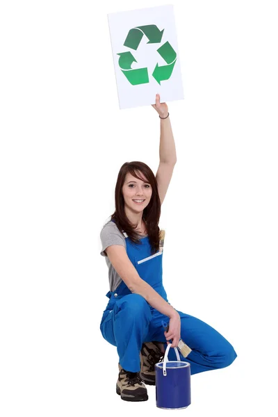 Femme peintre tenant signe avec symbole de recyclage — Photo