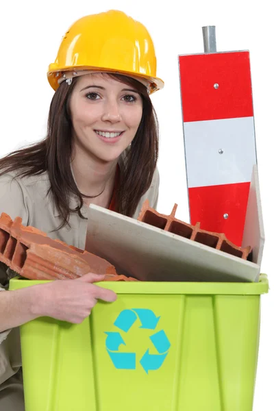 Robotnik budowlany kobiece recyklingu resztki. — Zdjęcie stockowe