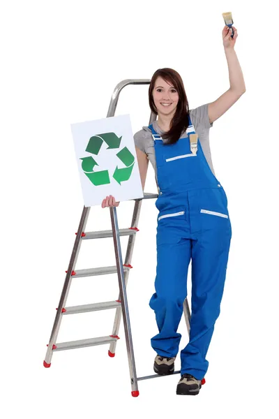 Mulher ficou com o logotipo da reciclagem e pincel de pintura — Fotografia de Stock
