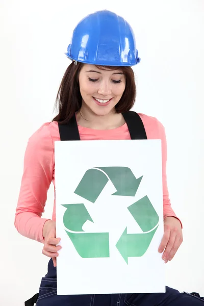 Artesana sosteniendo una etiqueta de reciclaje — Foto de Stock