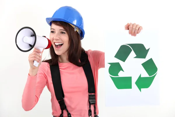 Mujer joven sosteniendo megáfono y signo con símbolo de reciclaje — Foto de Stock