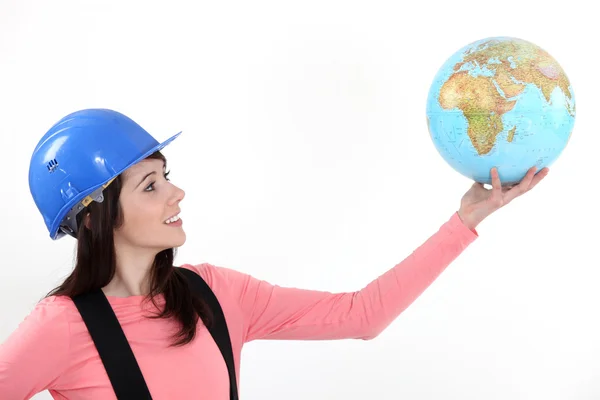 Tradeswoman trzyma się Globus — Zdjęcie stockowe
