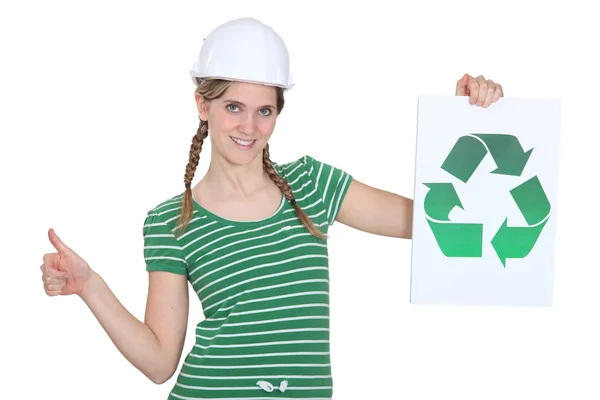 Θηλυκό εργάτες με ένα σημάδι της ανακύκλωσης — Φωτογραφία Αρχείου