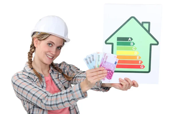 Trabajador de la construcción con efectivo y tarjeta de calificación energética —  Fotos de Stock