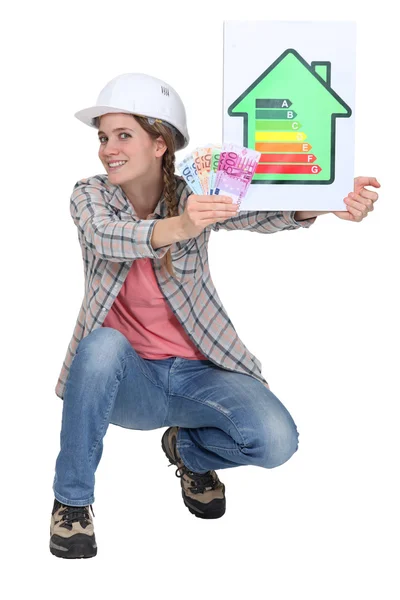Mujer trabajadora sosteniendo letrero de calificación energética y facturas — Foto de Stock