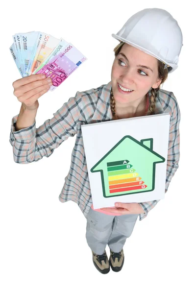 Retrato de engenheiro de aquecimento feminino bonito segurando notas bancárias — Fotografia de Stock