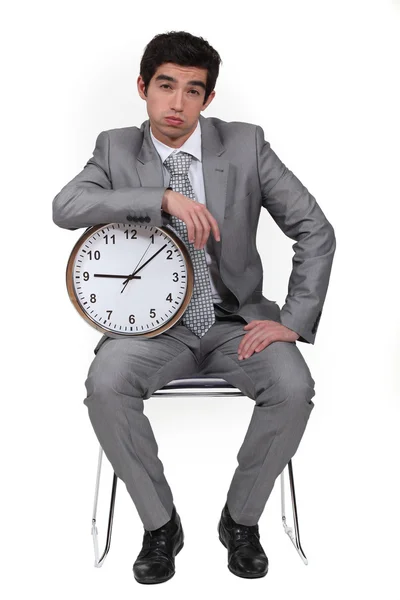 Affärsman uttråkad med väckarklocka — Stockfoto