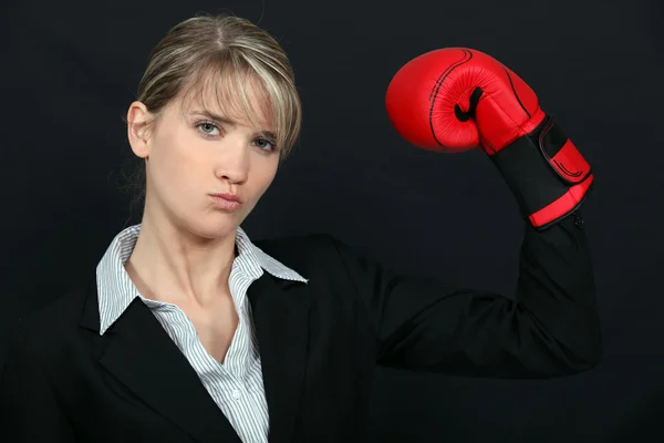 Бізнес-леді з боксерськими рукавичками — стокове фото