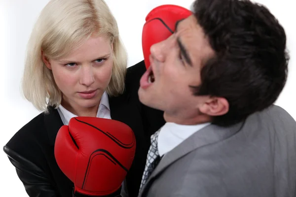 Εκτελεστικός γυναίκα punching τον συνάδελφό της. — Φωτογραφία Αρχείου