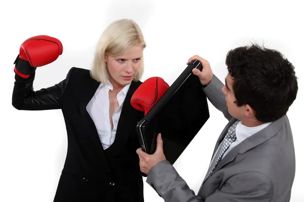 Mujer con guantes de boxeo atacando colega —  Fotos de Stock