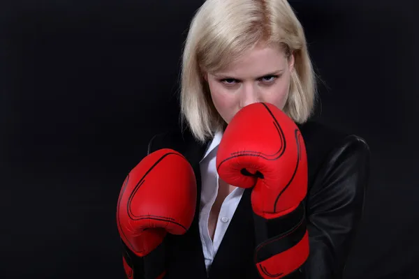 Donna con i guanti da boxe — Foto Stock