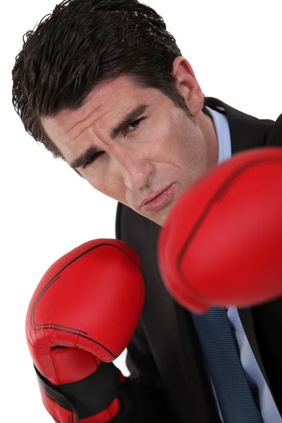 ボクシンググローブを身に着けているビジネスマン — ストック写真