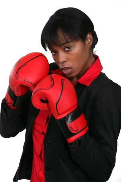 Affärskvinna i boxningshandskar — Stockfoto