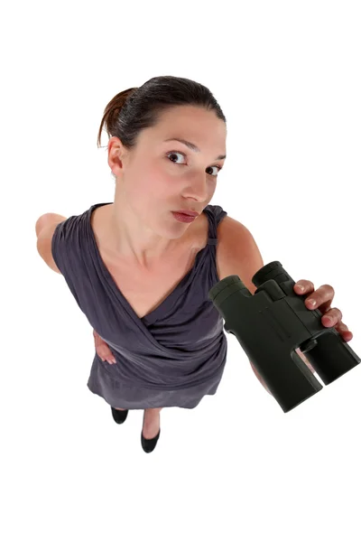 Женщина с биноклем в руках — стоковое фото