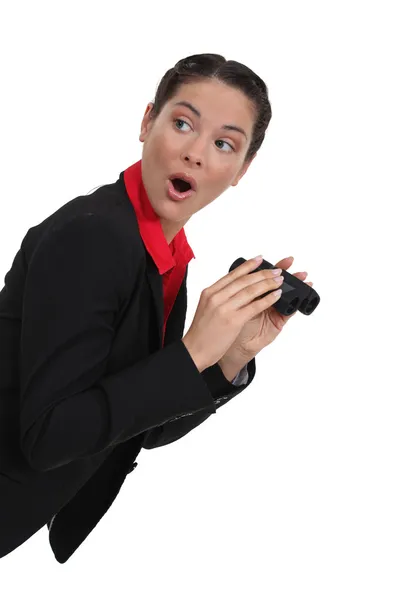 Mujer sorprendida con un par de prismáticos — Foto de Stock