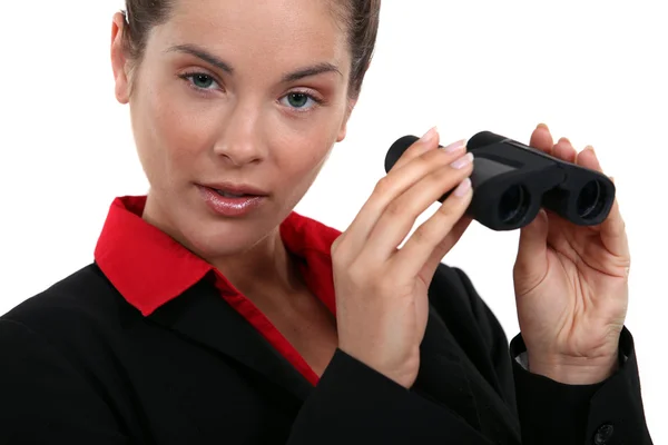 Mujer sosteniendo un par de prismáticos — Foto de Stock