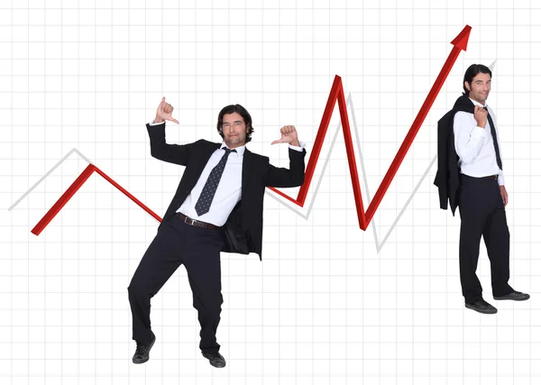 Empresário ficou por gráfico mostrando lucro — Fotografia de Stock