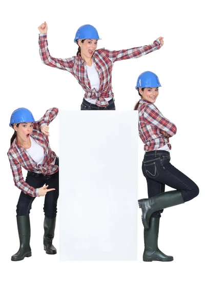 Trio van meisjes dragen blauwe harde hoed — Stockfoto
