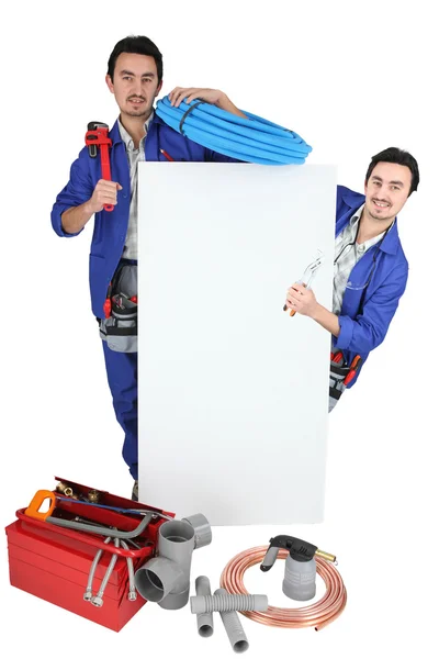 Plumber with a board left blank for your message — Stock Photo, Image