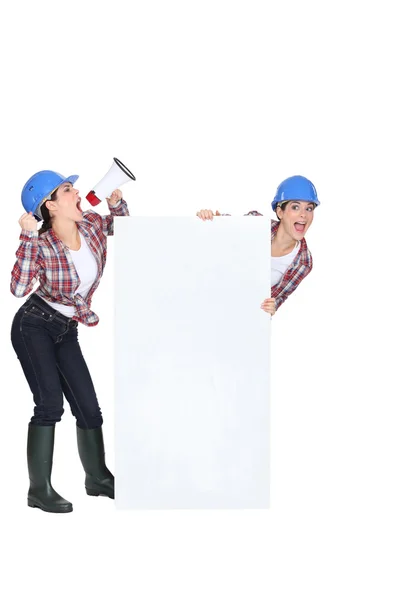 Vrouwelijke werknemer die een megafoon gebruikt — Stockfoto