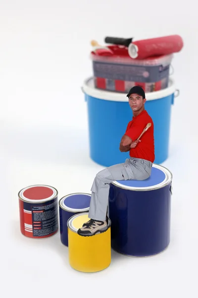 Maler sitzt auf Farbdose — Stockfoto