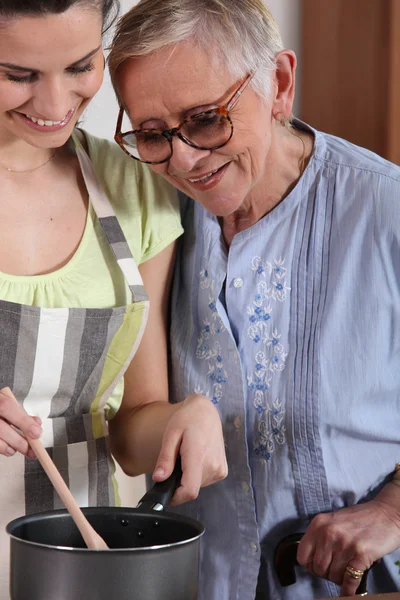 Hilfe für Senioren in der Küche — Stockfoto