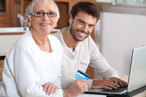 Senioren beim Online-Kauf helfen — Stockfoto