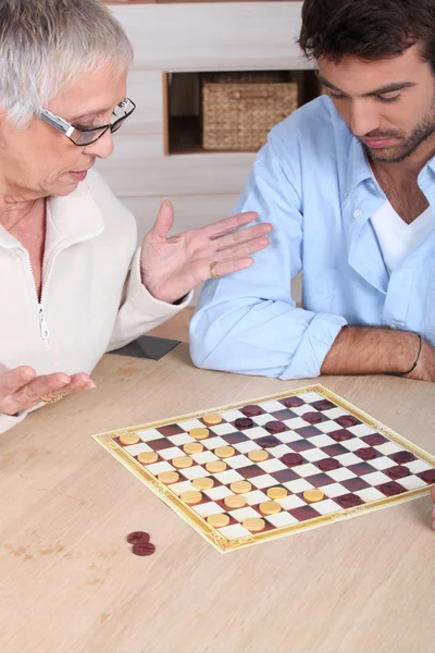 Senior kvinna spelar schack — Stockfoto
