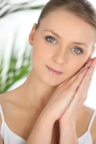 Close-up van een jonge vrouw in een spa — Stockfoto