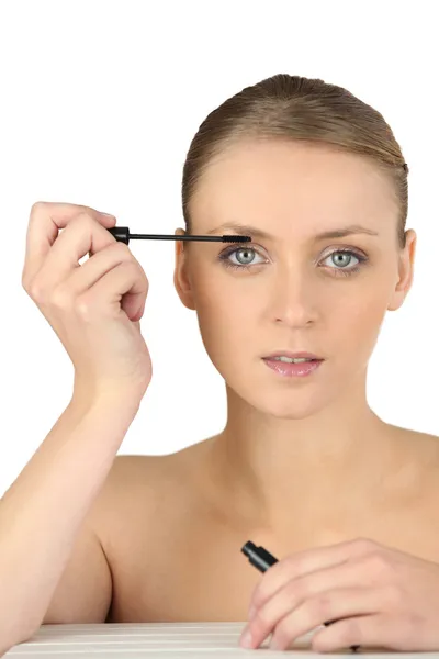 Vrouw zetten sommige make-up op — Stockfoto