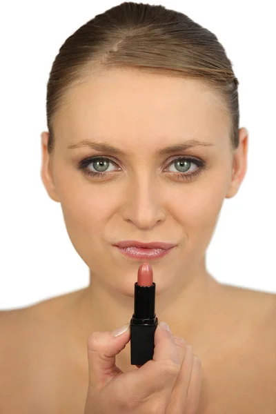 Kvinna som applicerar läppstift — Stockfoto