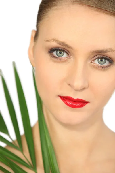 Blonde vrouw met groene plant blad — Stockfoto