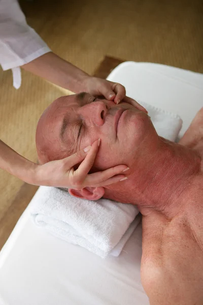 Sênior recebendo massagem na cabeça — Fotografia de Stock