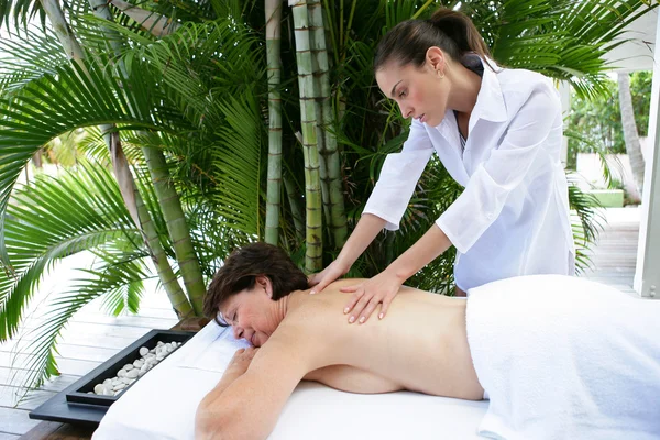Mulher recebendo massagem nas costas calmante — Fotografia de Stock