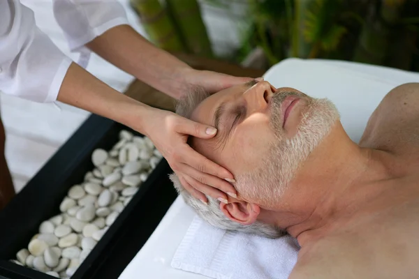 Мужчина получает массаж головы в дневном спа — стоковое фото