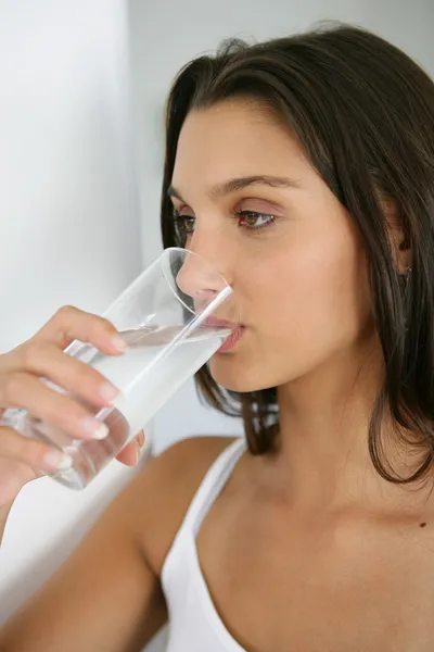 Γυναίκα πίνει ένα ποτήρι νερό. — Φωτογραφία Αρχείου