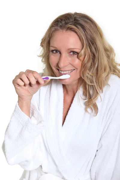 Kadın holding diş fırçasının ağız için — Stok fotoğraf