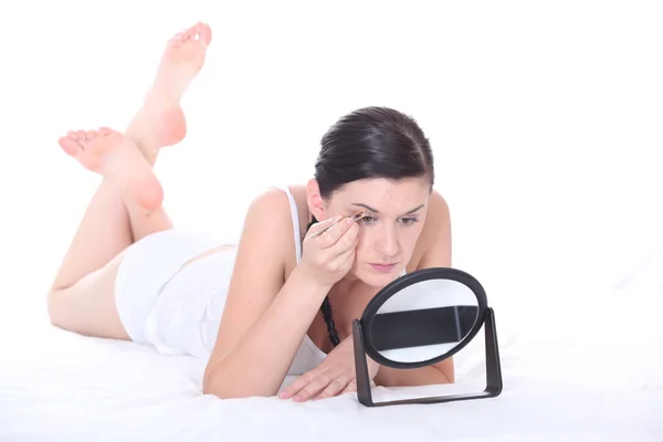 Woman applying eyeshadow — Stock Photo, Image