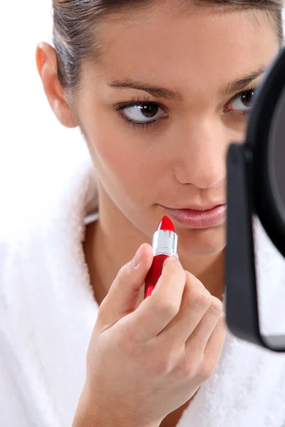 Kobieta nakładająca szminkę — Zdjęcie stockowe
