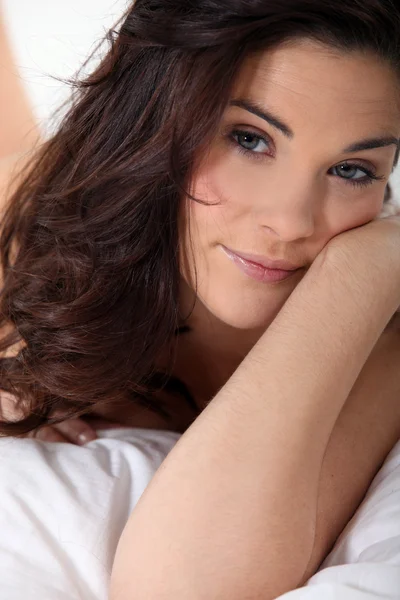 Sexy vrouw in haar bed liggen — Stockfoto