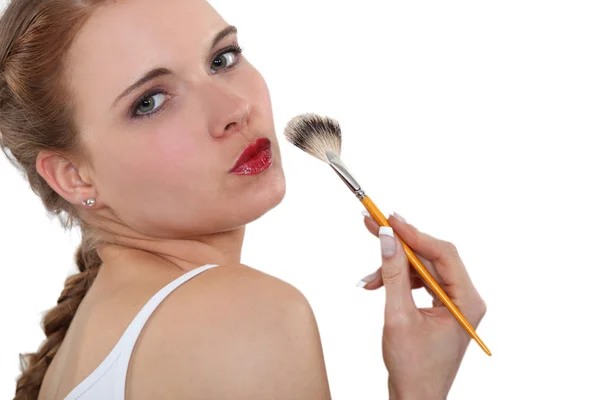 Femme appliquant le maquillage — Photo