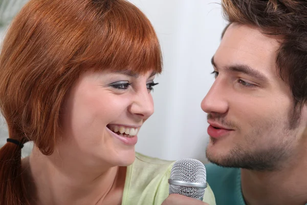 Couple singing with microphone — Stock Photo, Image