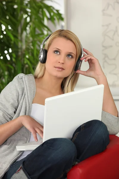 Blond nastolatka z słuchawki audio — Zdjęcie stockowe