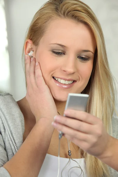 Blond nastolatka, słuchanie muzyki — Zdjęcie stockowe